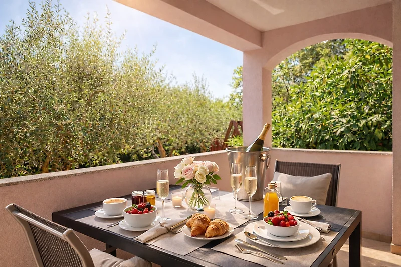 Großer Terrasse mit Esstisch und Blick ins Grüne.
