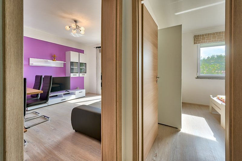 Komfortable Wohnung mit stilvollem Design und Holzmöbeln.