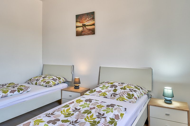 Gemütliches Schlafzimmer mit stilvollem Design und bequemem Bett.