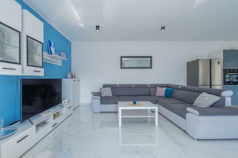 Wohnzimmer mit modernem Design, bequemer Couch und stilvoller Einrichtung.
