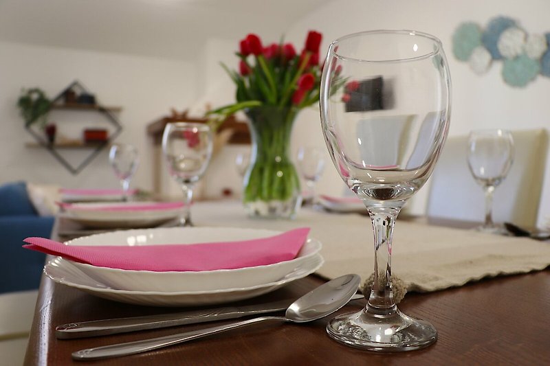 Ein stilvolles Tischarrangement mit elegantem Geschirr und Blumendekoration.
