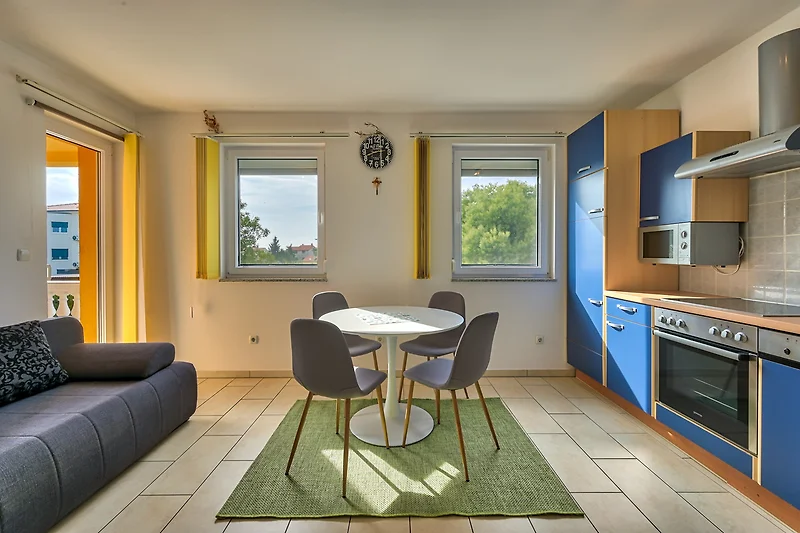Gemütliches Wohnzimmer mit Holzmöbeln und Fensterblick.