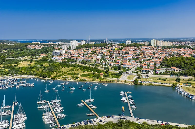 Atemberaubender Blick auf Hafen, Boote und die lebendige Marina.
