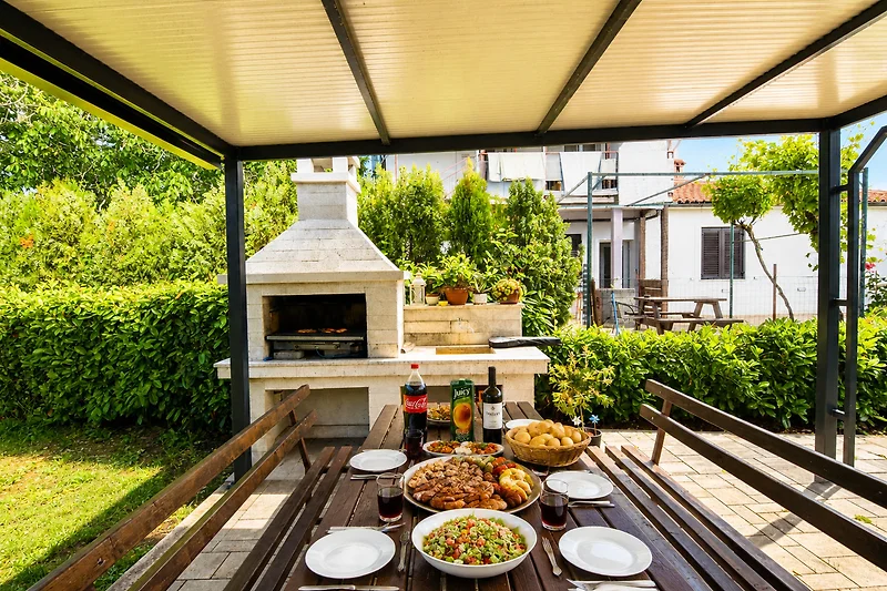 Großzügige Terrasse mit Grill