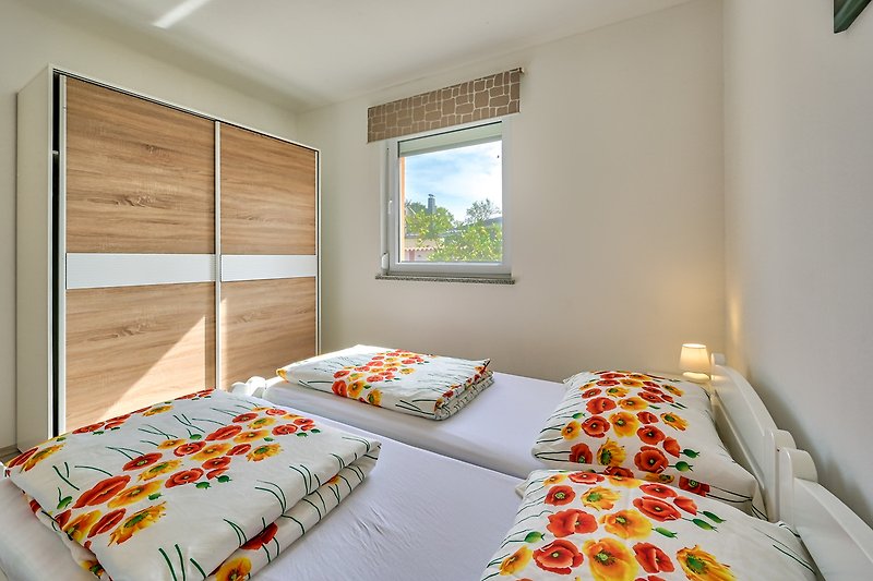 Gemütliches Schlafzimmer mit stilvollem Design und bequemem Bett.