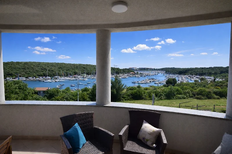 Balkon im Eco-Resort mit Outdoor-Möbeln im Seengebiet der Stadt.
