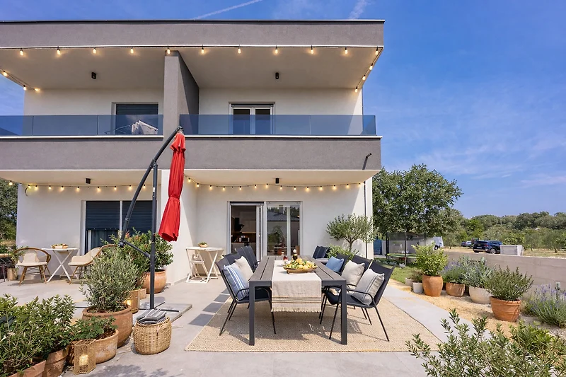 Gemutliche Terrasse mit Grill