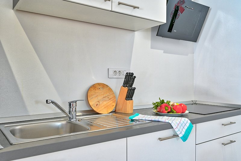 Eine moderne Küche mit stilvoller Einrichtung und hochwertigen Geräten.