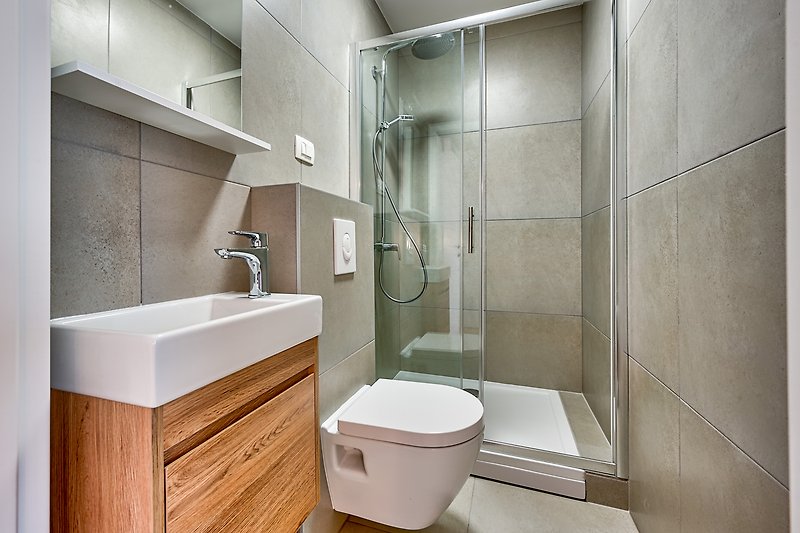 Modernes Badezimmer mit stilvoller Beleuchtung und elegantem Design.
