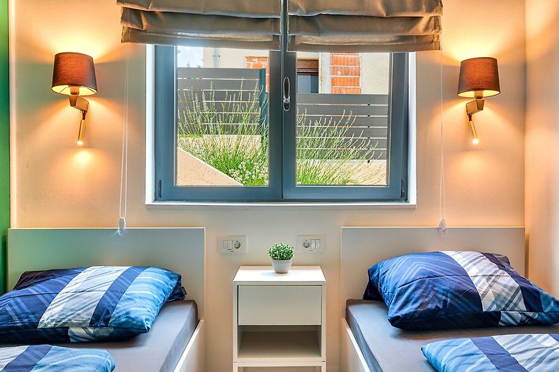Schlaffzimmer 2 mit Klima Anlage und TV (2 x Einzelbett 90 x 200)