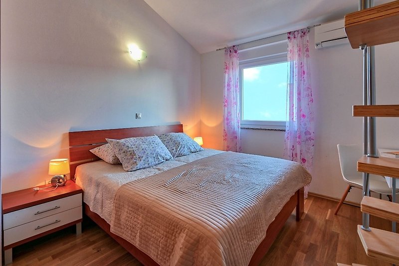 Schlaffzimmer 1 (Doppelbett 180 x 200)