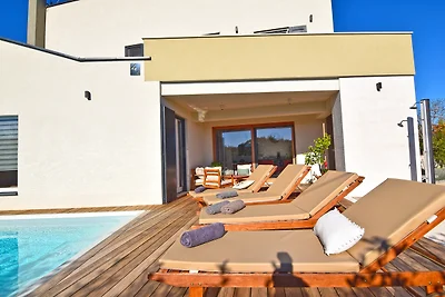 Design Villa mit Pool