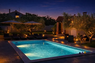 DIANA mit Pool und am Strand