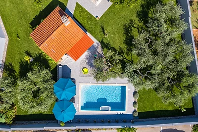 DIANA mit Pool und am Strand