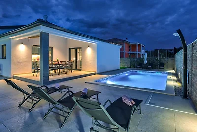 Villa ELENA mit Pool fur 8 Personen