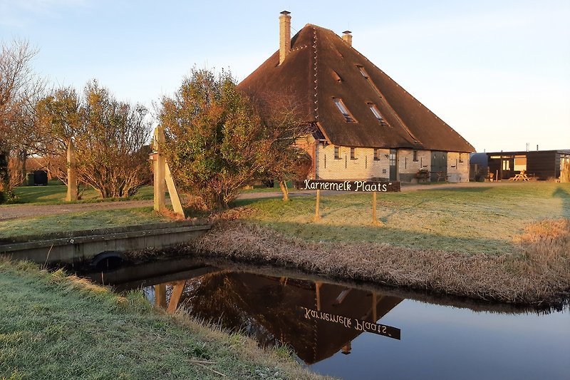 De Karnemelkplaats. Ein idyllisches BauernHaus am See mit schönem Garten und malerischer Landschaft.
