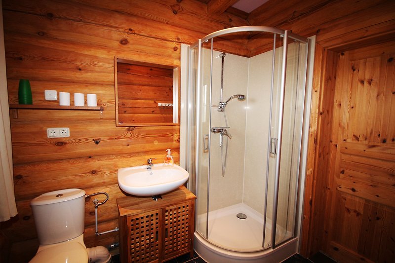 Einladendes Badezimmer mit lila Waschbecken und Holzdetails.