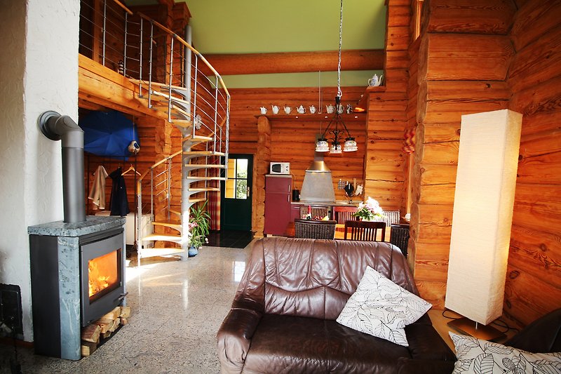Gemütliches Wohnzimmer mit Holzboden und stilvoller Einrichtung.