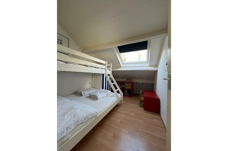 Schlafzimmer mit Etagenbett, Unten 140 cm, Oben 90 cm Breite. 3 Schlafplätze