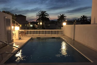 Villa am Meereskanal mit Wallbox