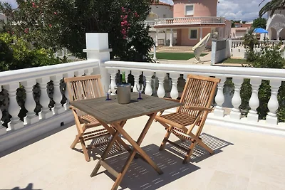 Villa am Meereskanal mit Wallbox