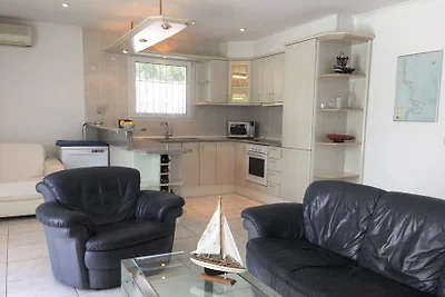 Villa am Meereskanal mit Wallbox