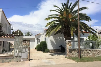 Villa am Meereskanal mit Wallbox
