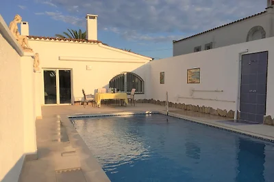 Villa am Meereskanal mit Wallbox
