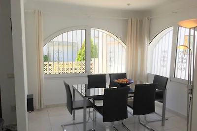 Villa am Meereskanal mit Wallbox