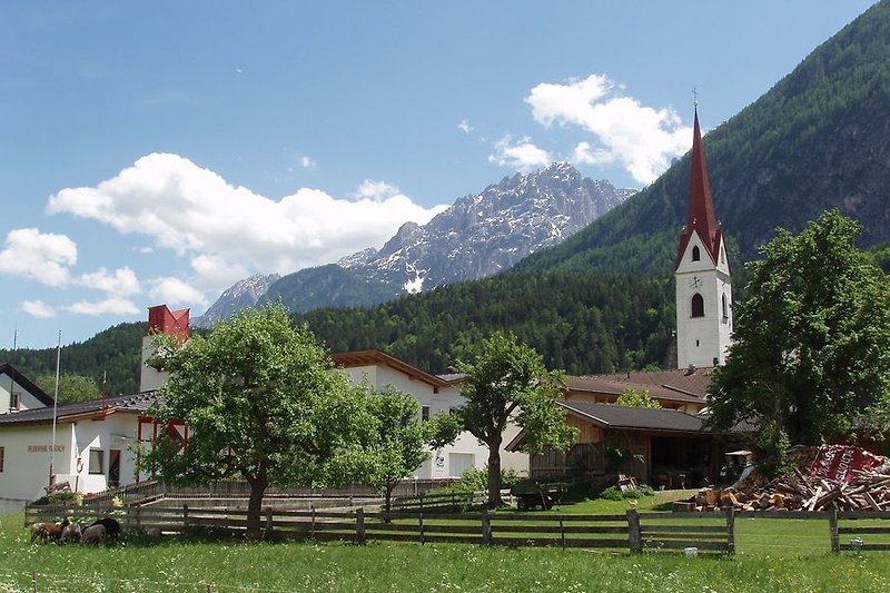 Kirche Tristach mit Dolomiten