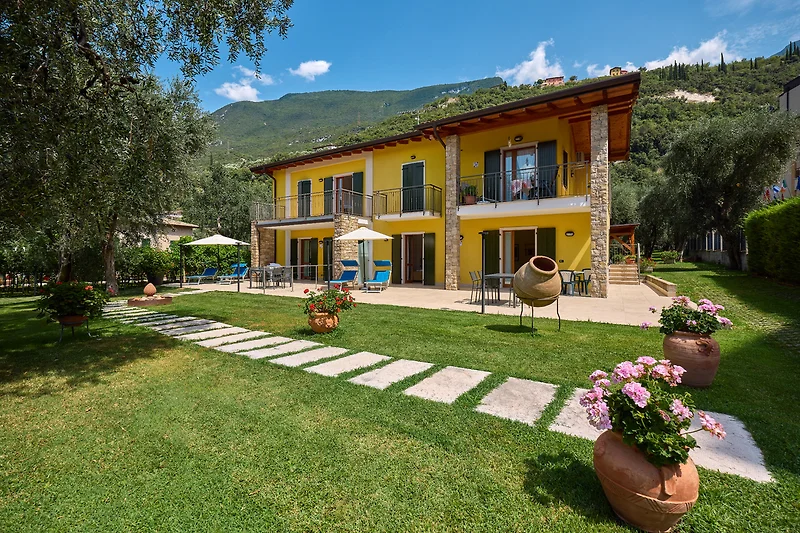 Villa mit whirpool, großem Garten, Terrasse und stilvollen Gartenmöbeln.