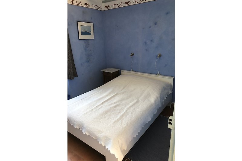 Blaues Zimmer mit französischem Bett