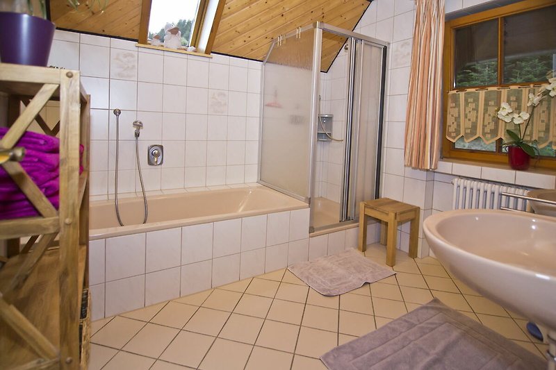 Badezimmer mit lila Badewanne, Waschbecken und Dusche.