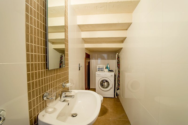 Modernes Badezimmer mit Waschmaschine