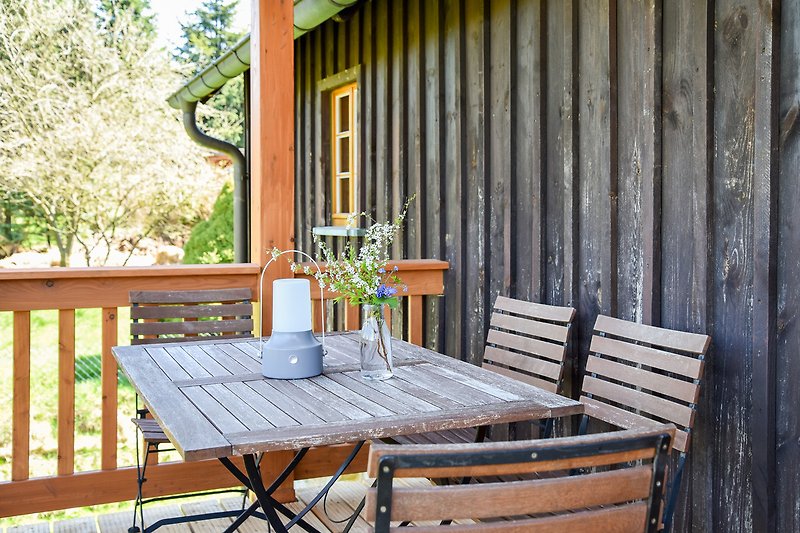 Schöne Terrasse mit Holzmöbeln und Pflanzen.