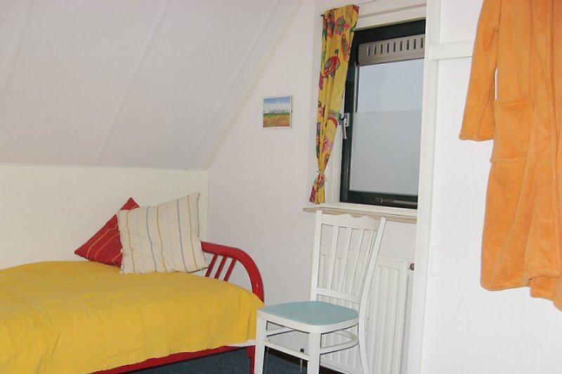 Kleines Schlafzimmer im Obergeschoß mit 2 Betten und Kleiderschrank