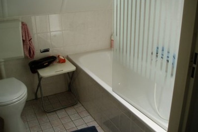 Die Badewanne hat eine Glasscheibe an der Seite und kann so als Dusche benutzt werden
