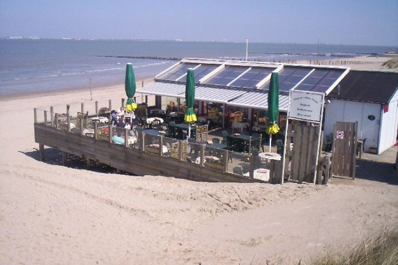 Überall am Strand laden gemütliche Pavillons zu einer Stärkung ein.