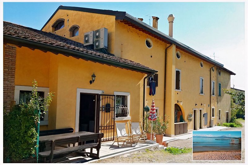 Unsere Ferienvilla am Gardasee: privater Eingang mit Terrasse und Esstisch im freien
