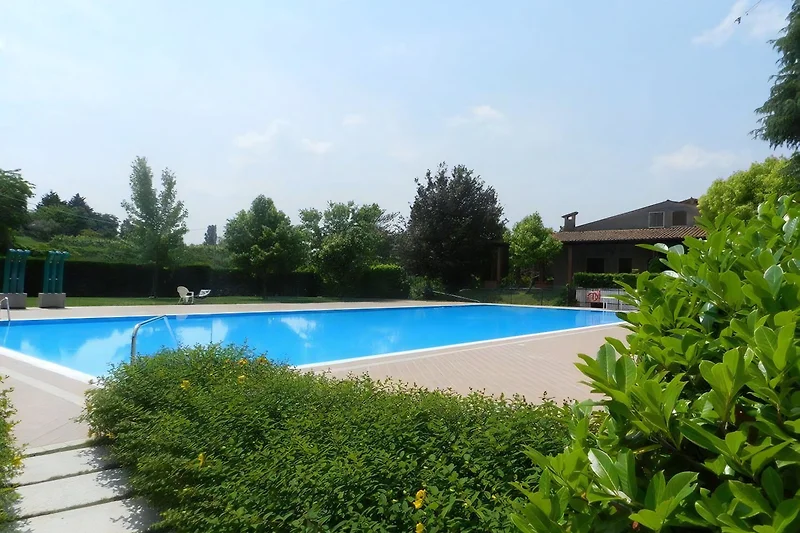 Schwimmbad mit grüner Landschaft