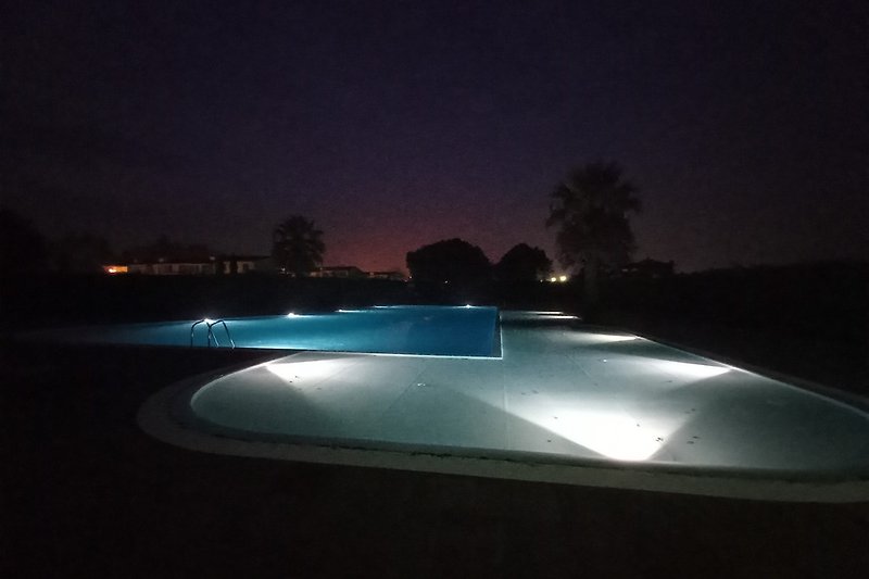 Swimmingpool .. by night..