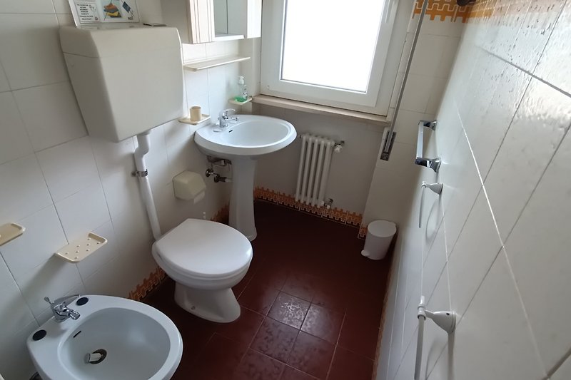 Gemütliches Badezimmer mit lila Akzenten und modernen Sanitäranlagen.