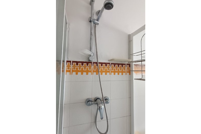 Moderne Dusche mit stilvollem Design und edlen Armaturen.