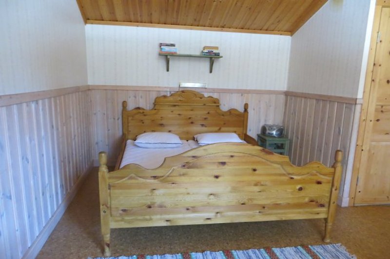 Doppelbett im Haupthaus.