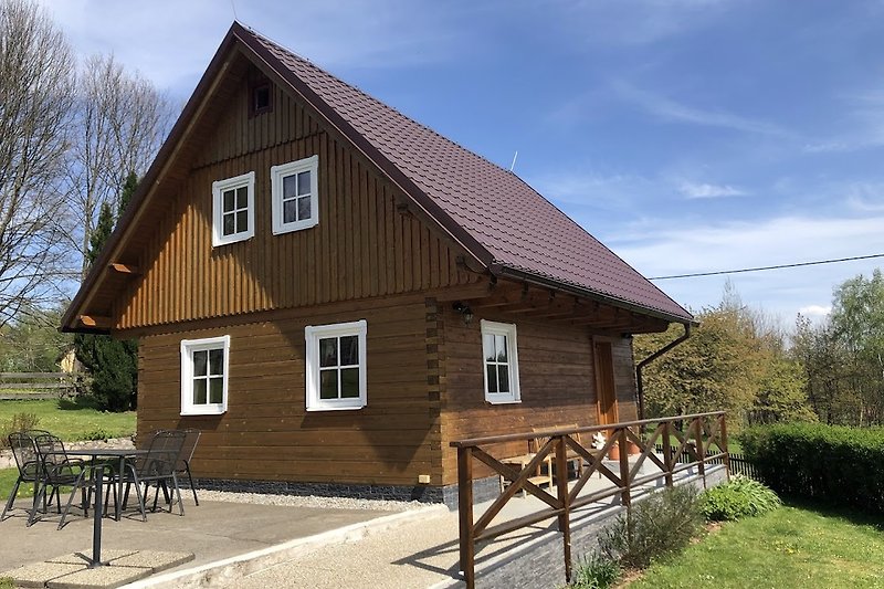 Charmantes Bauernhaus mit Holzfassade, Garten und Split-Rail-Zaun.