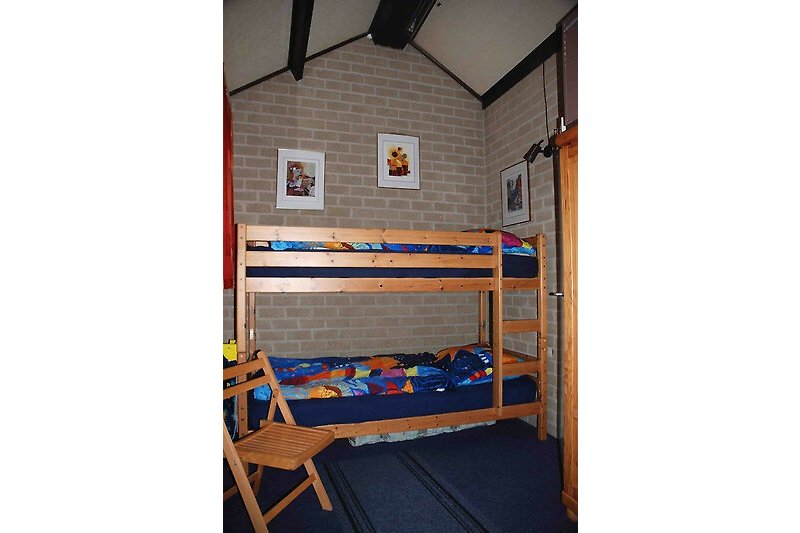 Etagenbett im OG - ideal für Kinder. Dazu gibt es auch noch ein Haug - Kinderbett.