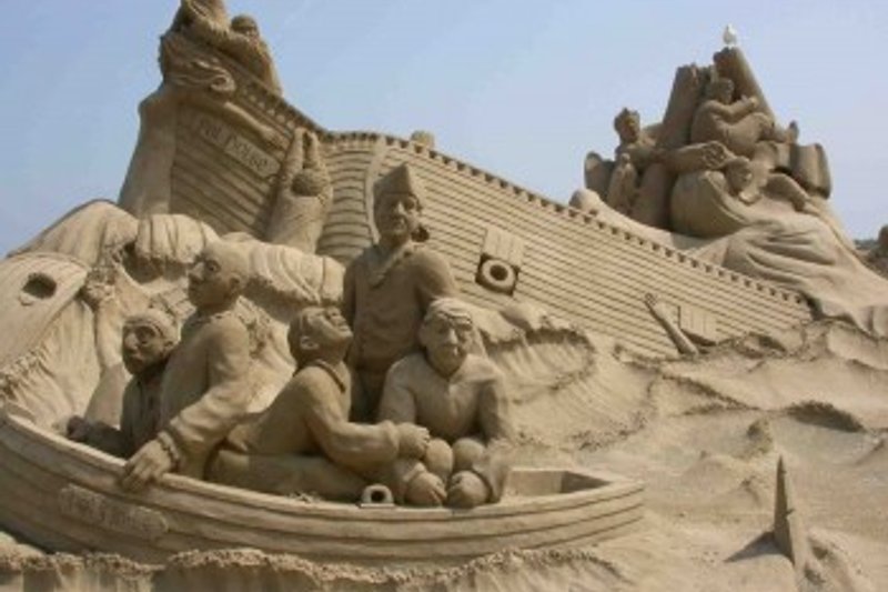 Hier eines viel Sandskulpturen, die überall in Zeeland zu finden sind
