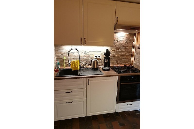 Eine moderne Küche mit hochwertigen Geräten (Siemens Backofen) und stilvoller Einrichtung.