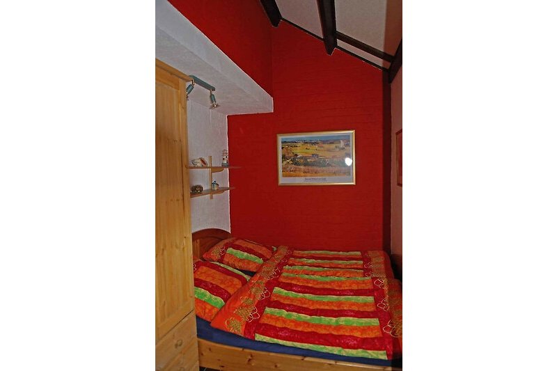 Gemütliches Schlafzimmer mit neuen Matratzen, neuen warmen Bettdecken und Kopfkissen im Erdgeschoss