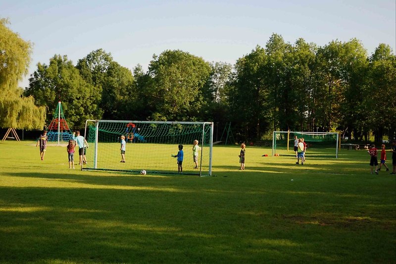 Fussballfeld in großen Kinderspielbereich